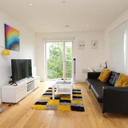 Spacious & Modern 1 Bedroom Close To Station In E16 Londra Dış mekan fotoğraf
